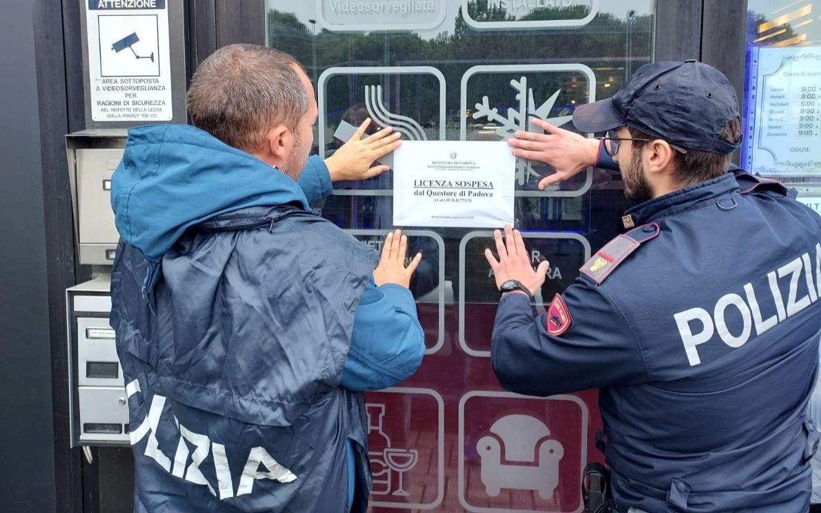 Una sala slot chiusa dalla Polizia