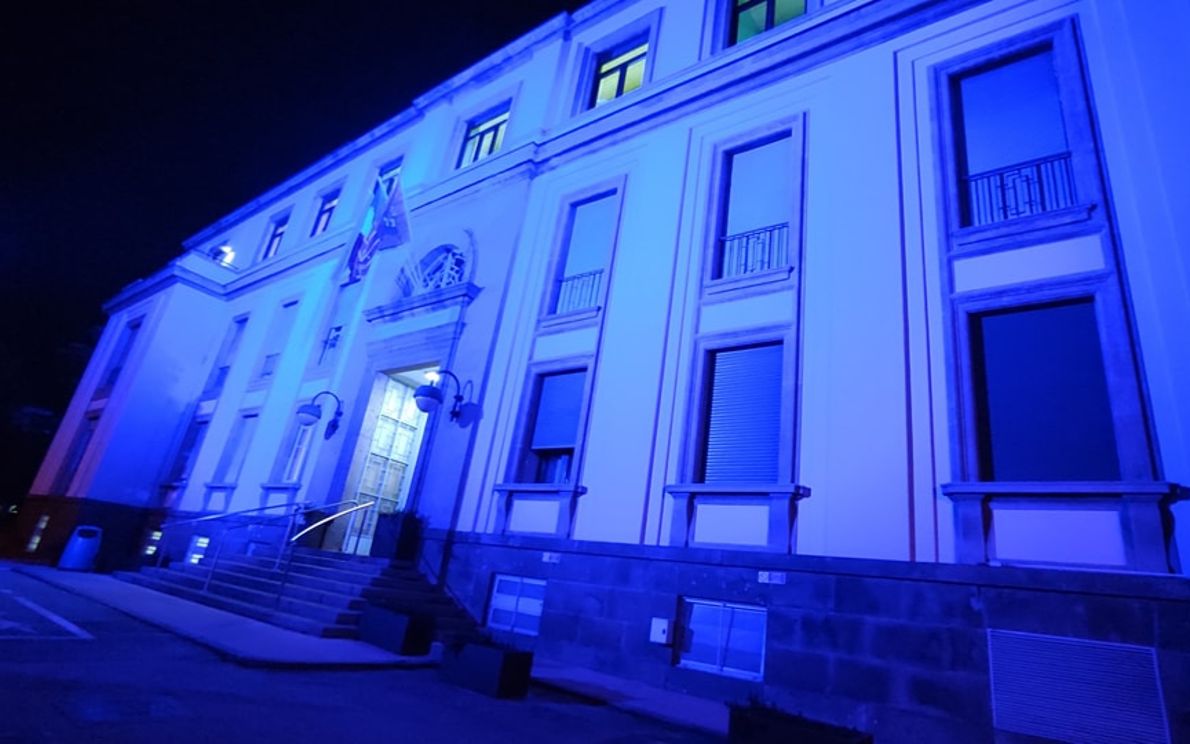 IOV illuminato di blu per Movember