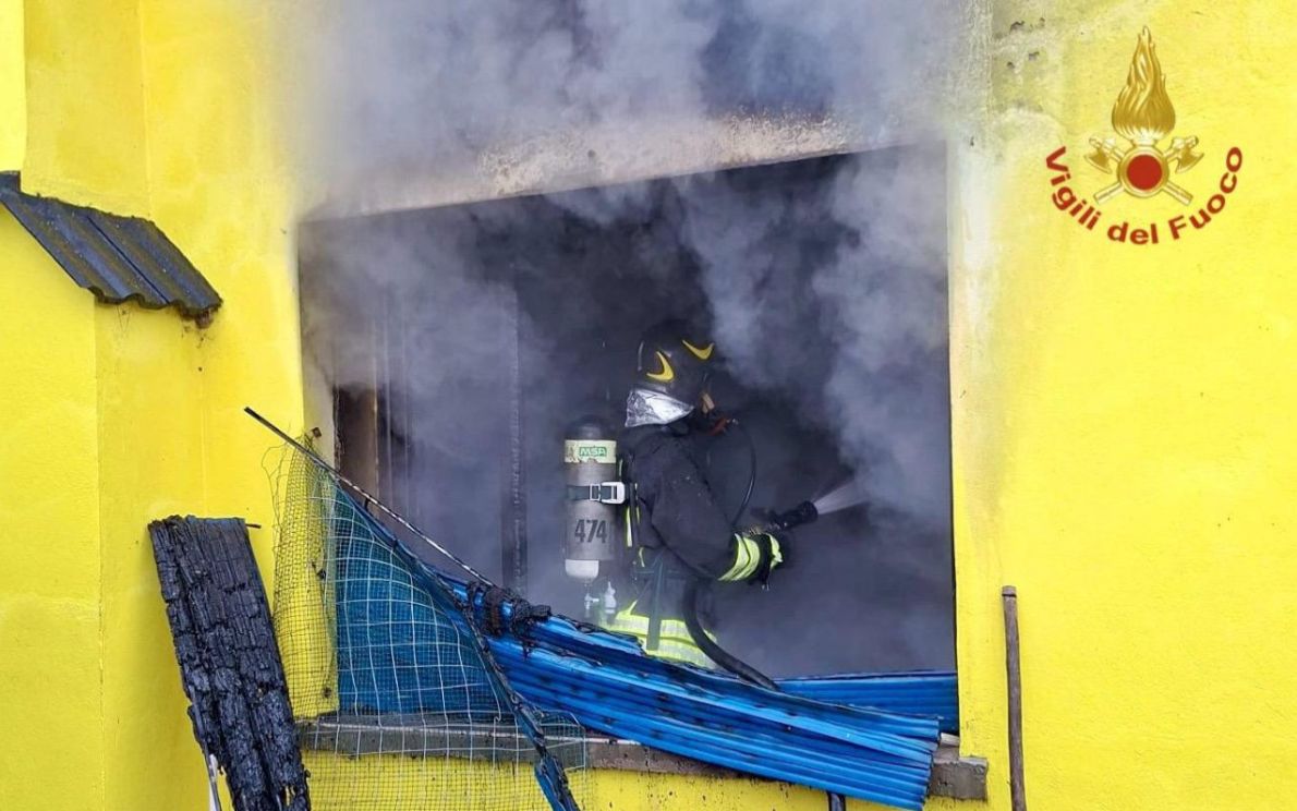 Casa in fiamme a Villa Estense