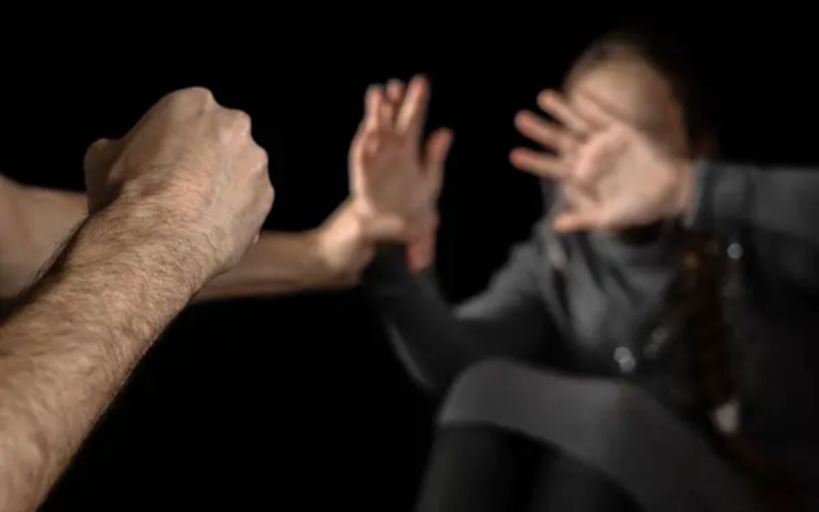 Figlio minaccia la madre