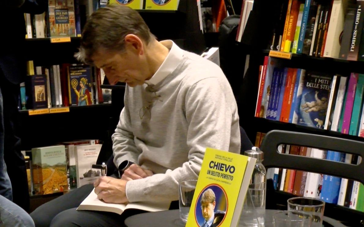 Luca Campedelli firma il suo libro