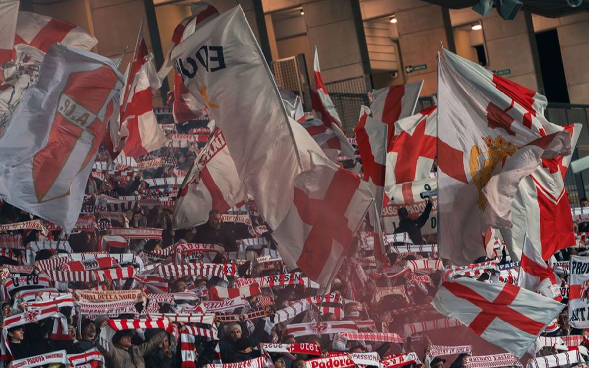 Tifosi del Padova all’Euganeo (foto Boggian)