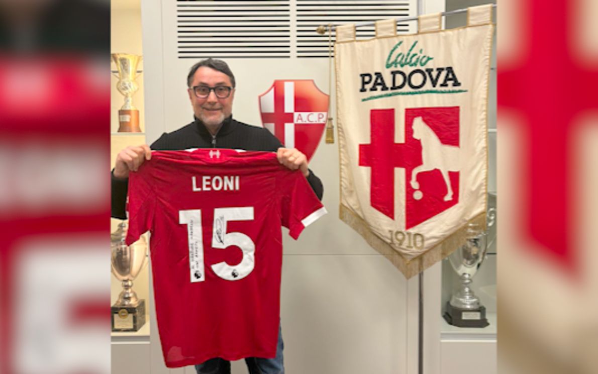 Mirabelli mostra la maglia autografata di Leoni