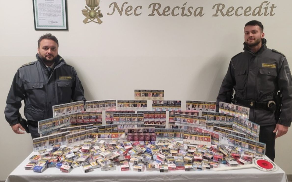 Le sigarette sequestrate dalle Fiamme Gialle