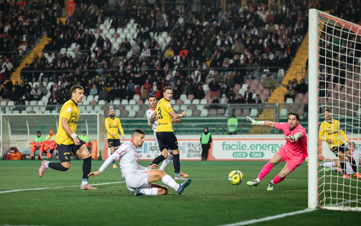 Bortolussi in gol contro il Modena (foto Rilli)