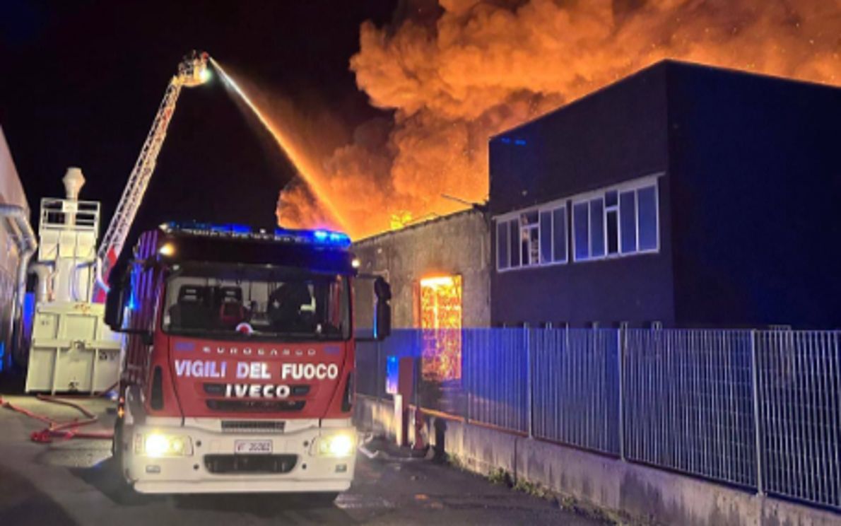 Fiamme in un capannone
