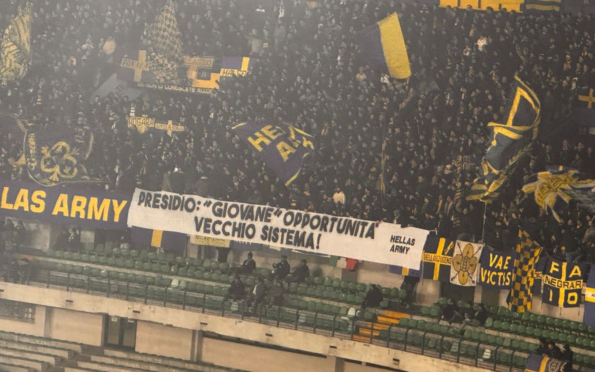 striscione polemico per la vendita di Giovane