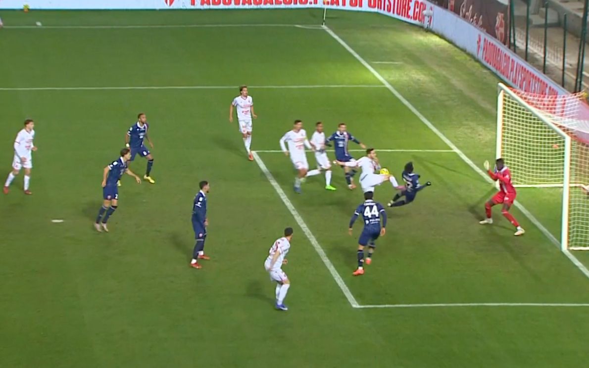 L’azione del gol annullato a Bortolussi