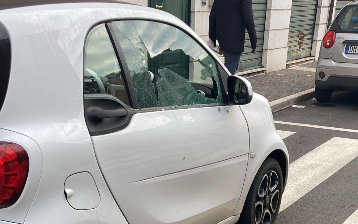 Un’auto danneggiata a Legnago