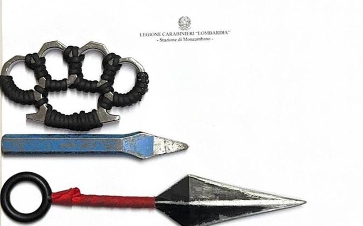 Il pugnale e il tirapugni sequestrati