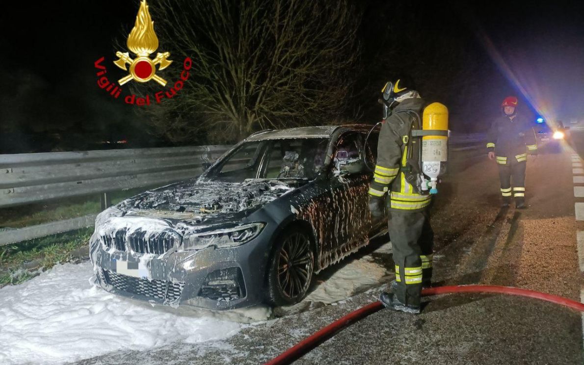 Auto in fiamme a Limena
