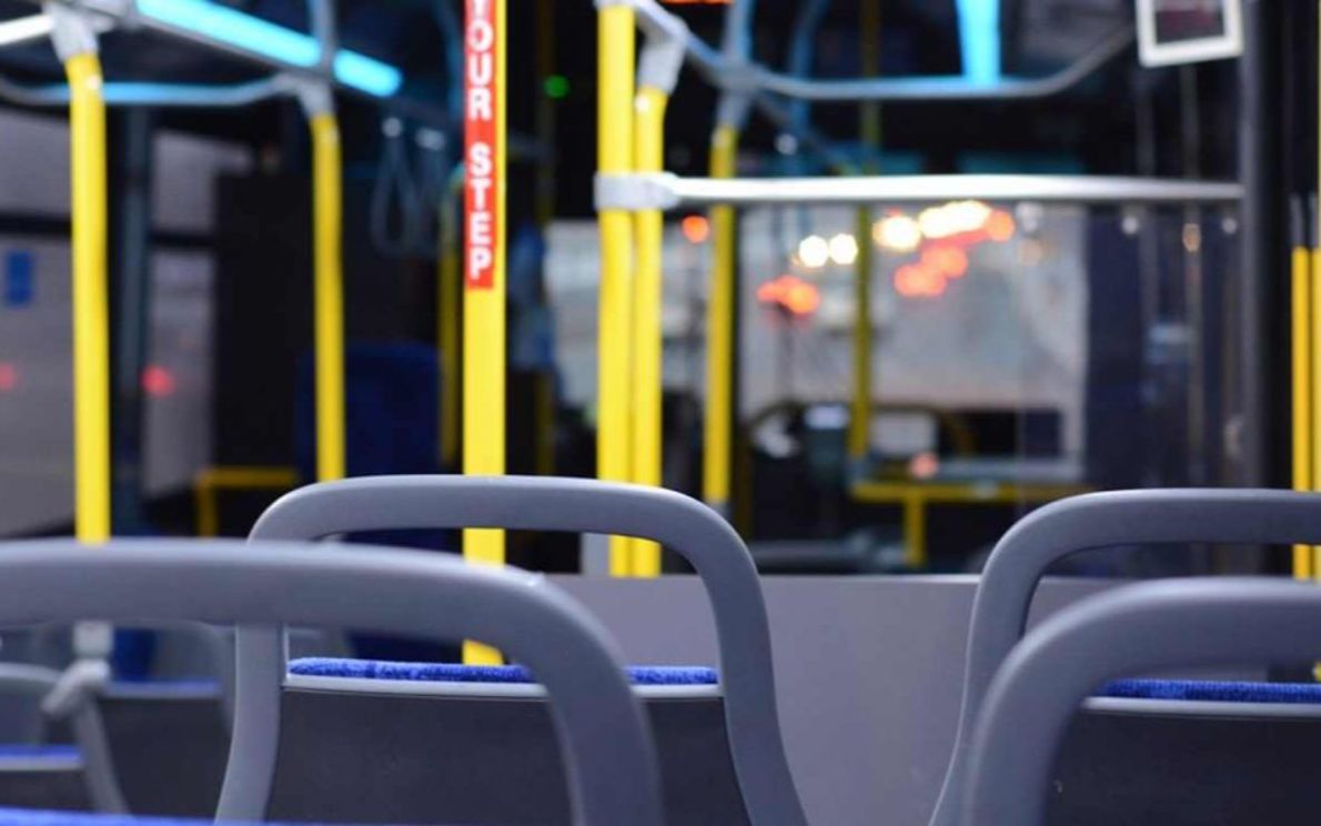 L’interno di un autobus (Pixabay)
