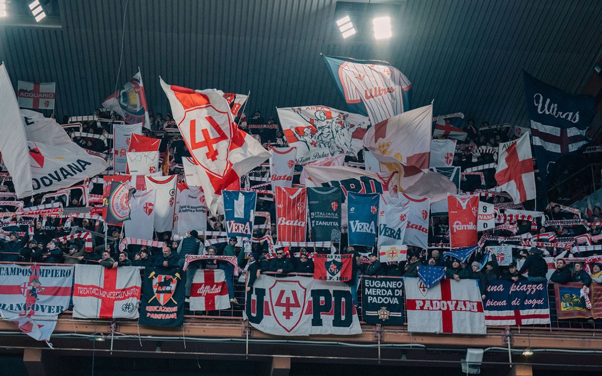 Tifosi del Padova al Ferraris (foto Boggian)