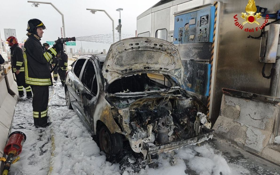 Auto in fiamme