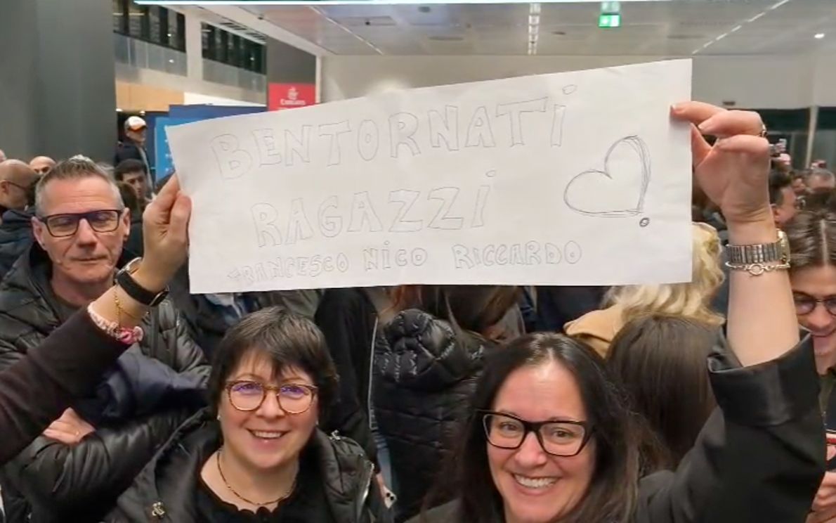 Genitori attendono figli al rientro da Dubai