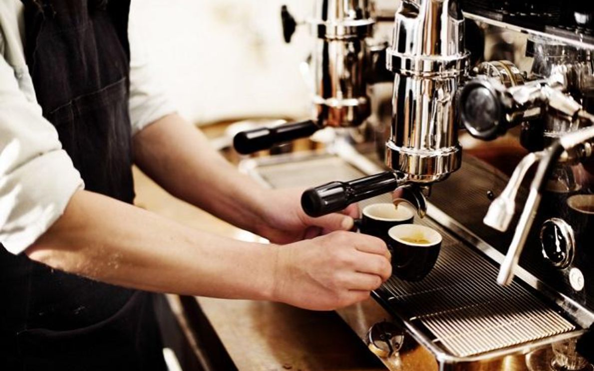 Barista prepara caffè
