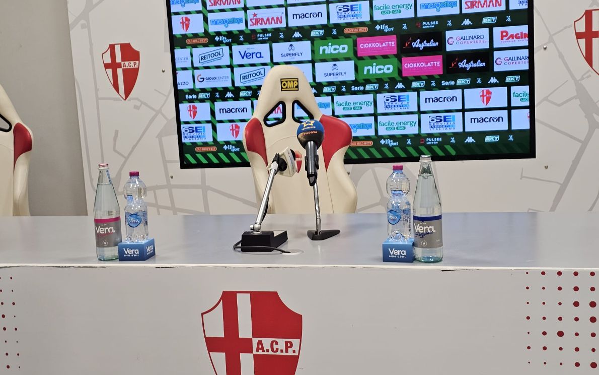 Sedia vuota in conferenza stampa