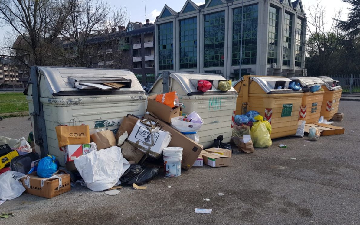 Cassonetti in via Sesini