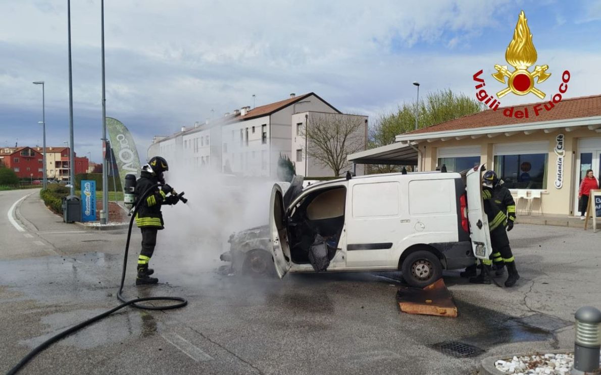 Furgoncino in fiamme al distributore