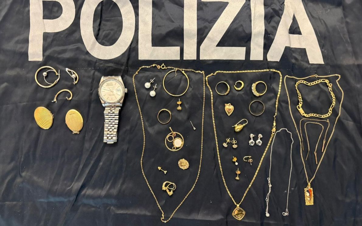 Polizia, recupero gioielli rubati