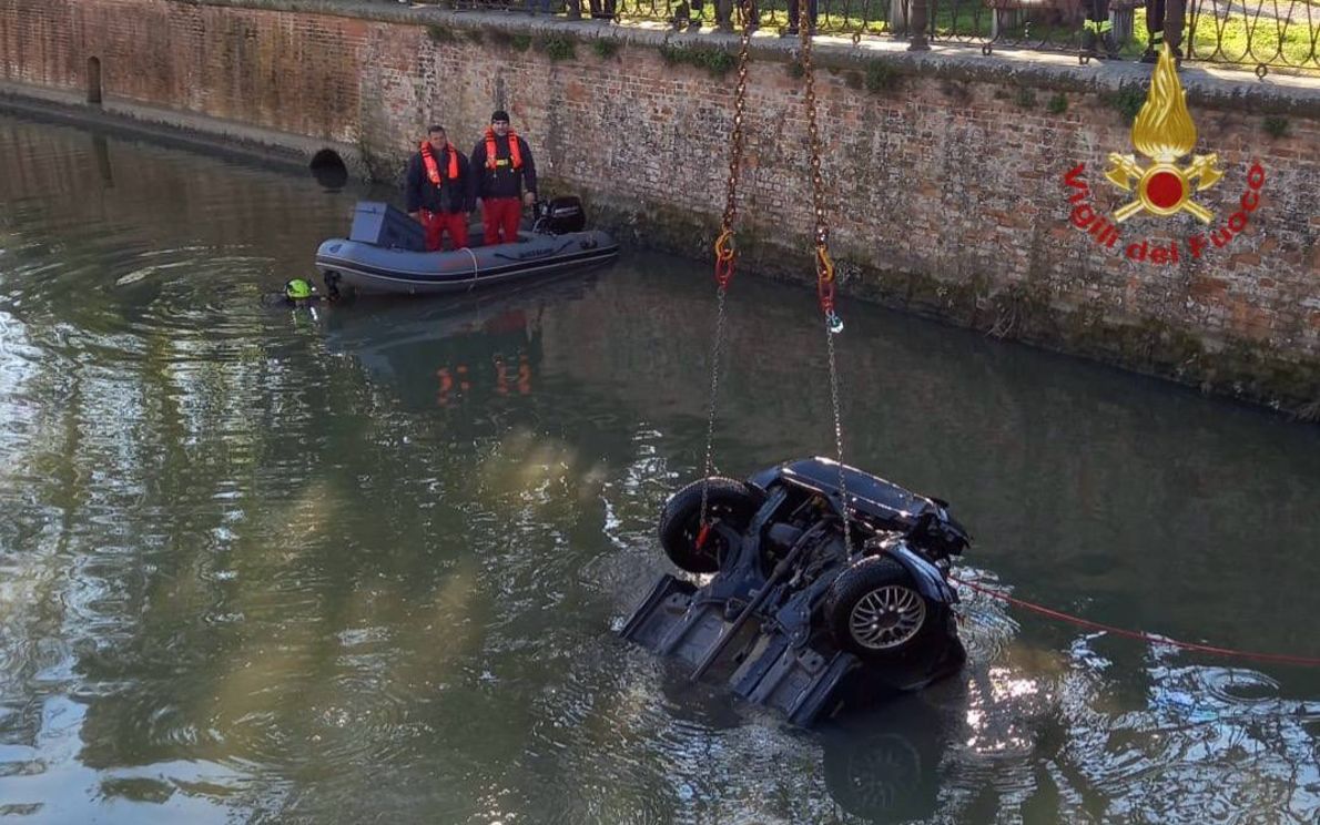 Auto nel canale a Rovigo
