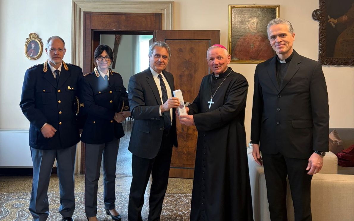 Questore Odoriso consegna olio al Vescovo Cipolla