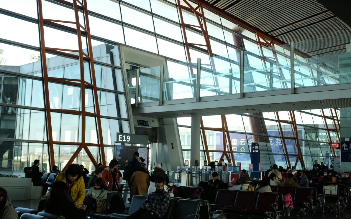 Viaggiatori in attesa all’aeroporto