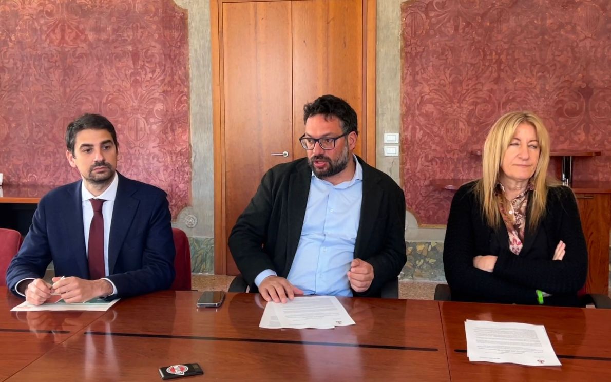 Nuova raccolta abiti usati, conferenza stampa