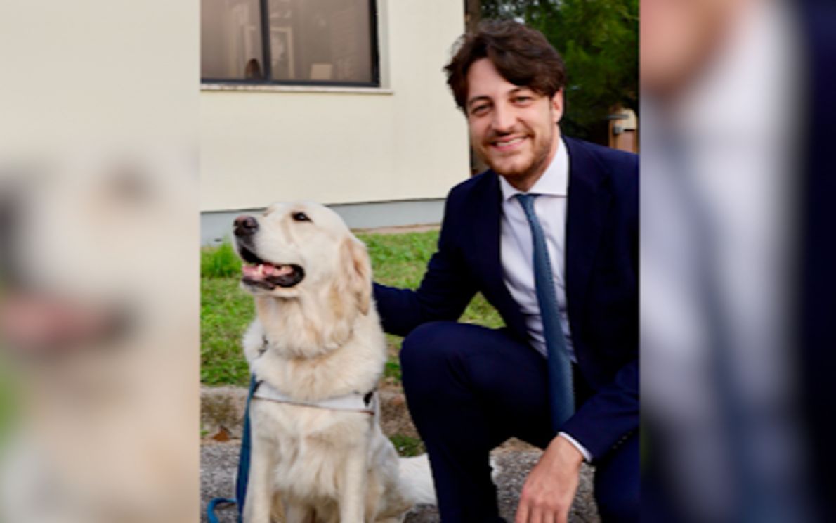 Alberto Stefani con un cane
