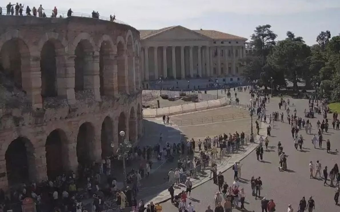 Turisti in piazza Bra