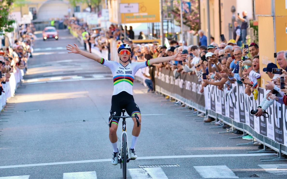 Lorenzo Finn festeggia (PhotoBiciCailotto)