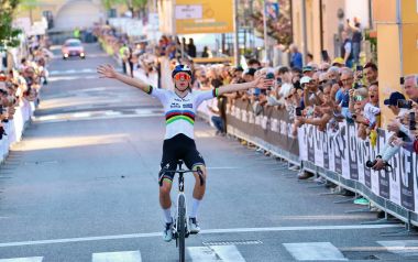 Lorenzo Finn festeggia (PhotoBiciCailotto)