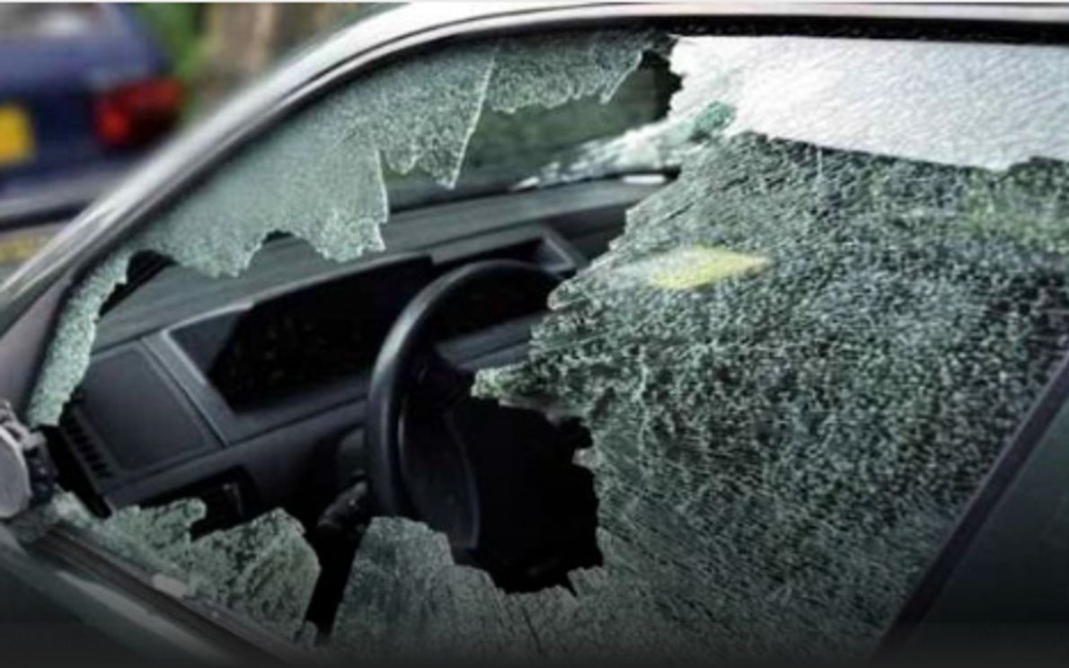 Vetro di un’auto in frantumi