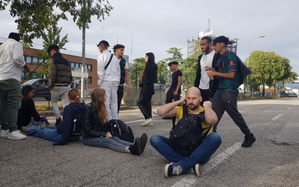 Attivisti davanti all’Adigeo