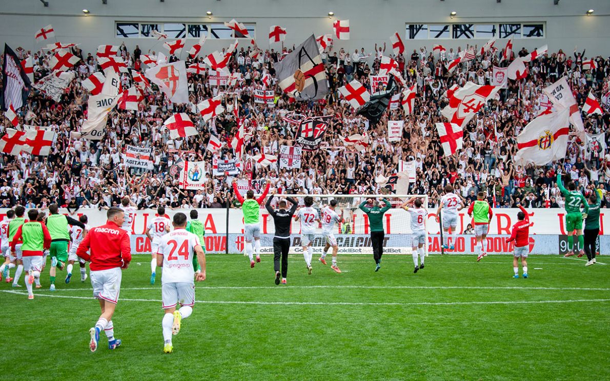 Il Padova sotto la curva (foto calcio Padova)
