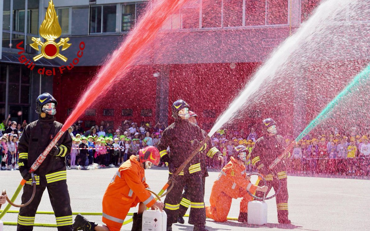 Bambini alla Caserma dei Vigili del Fuoco