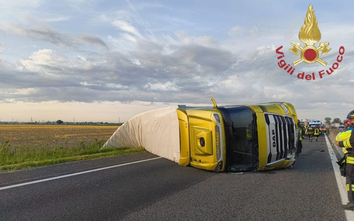Camion ribaltato lungo la A13