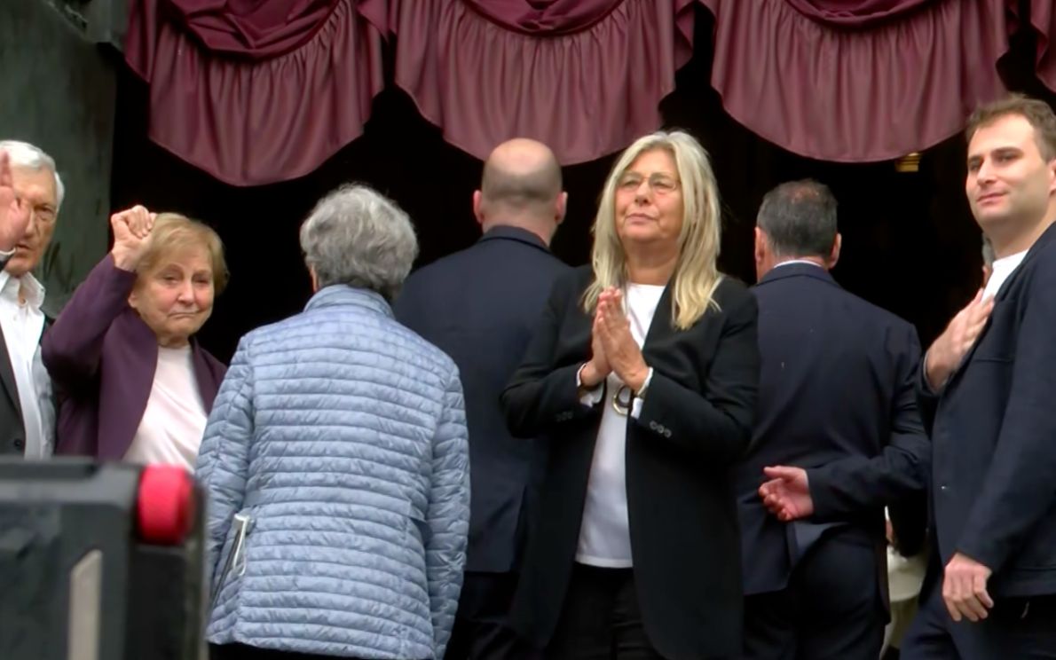 I familiari di Alex ringraziano la folla