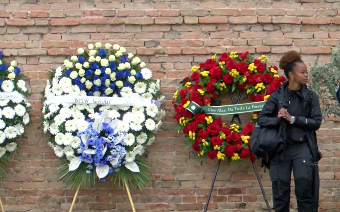 Le corone di fiori tra cui quella Ferrari