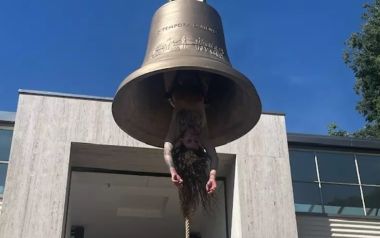 Donna nuda nella campana (foto Ansa)