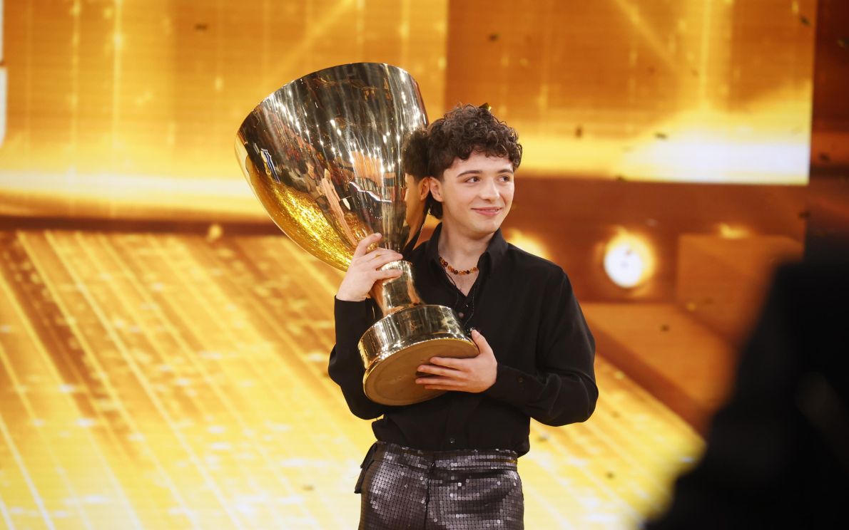 Lorenzo con la coppa del vincitore (foto Ansa)
