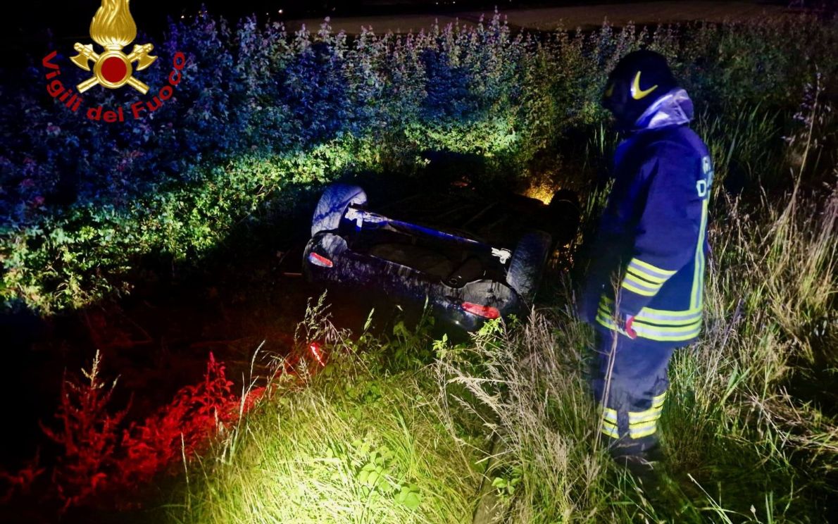 Auto esce di strada