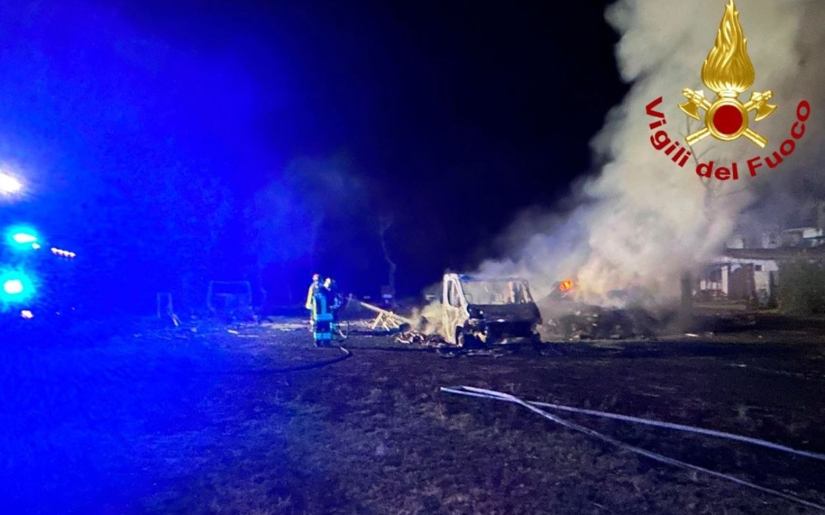 Camper in fiamme a Isola Verde