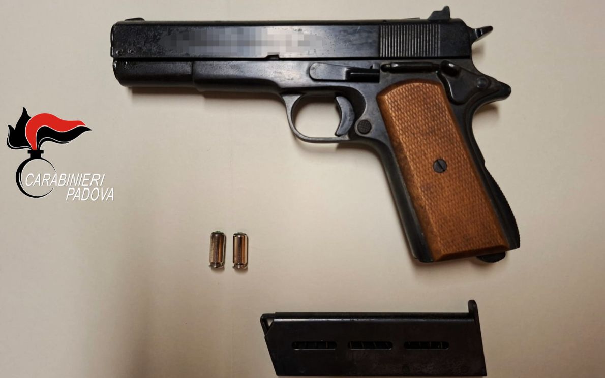 Pistola scacciacani sequestrata dai Carabinieri
