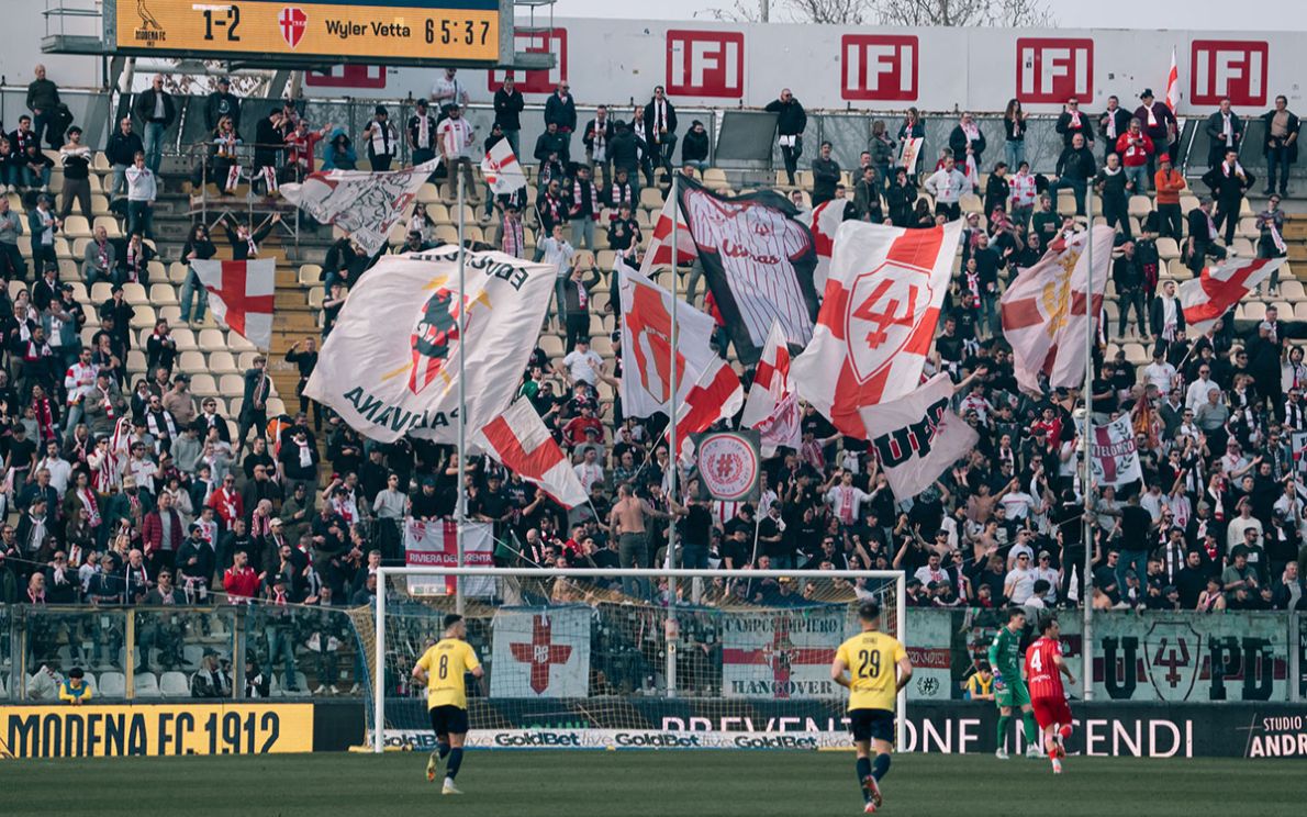 Tifosi in Modena-Padova (Foto Boggian)