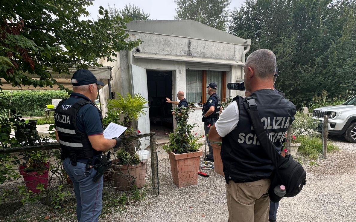 Polizia al campo di via Longhin