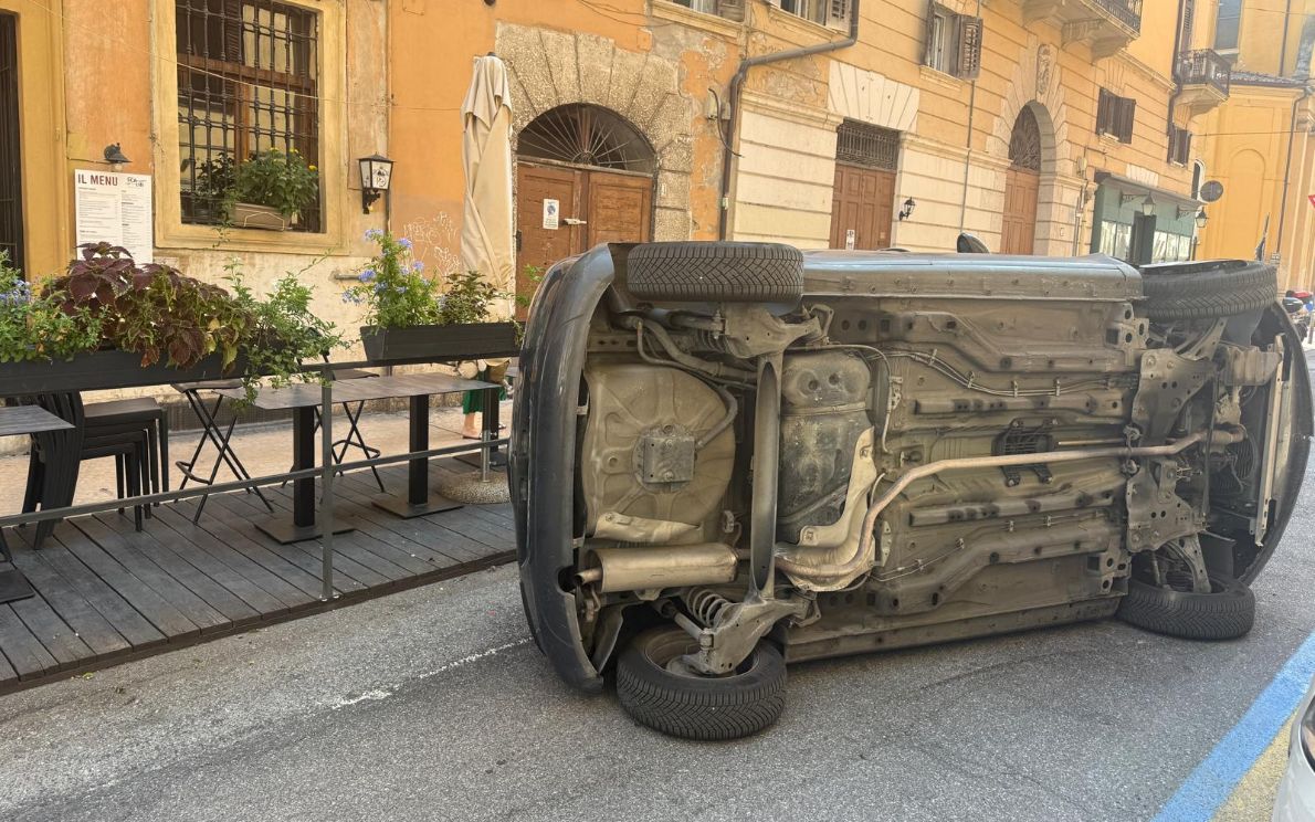 Auto ribaltata
