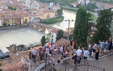 Turisti tentano di guardare la eclissi