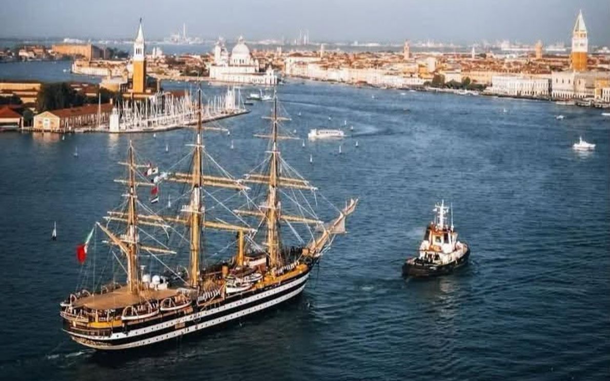 L’Amerigo Vespucci a Venezia