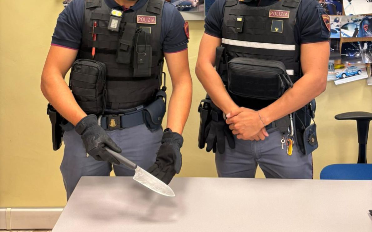 Coltello sequestrato dalla Polizia